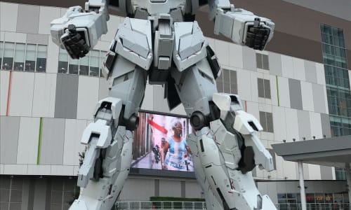 Gundam statue Tokyo