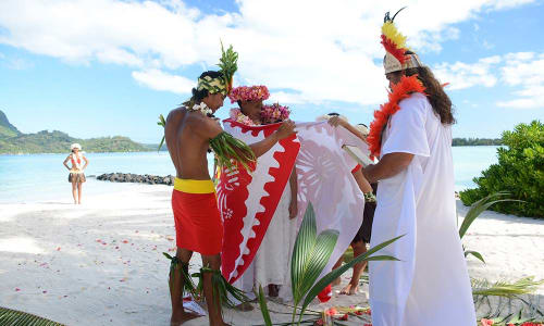 Traditional Polynesian welcome Bora Bora